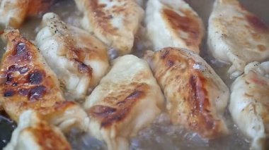 Kızarmış köfte kızartma tavada pişirme