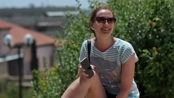 Χαμογελαστό γυναίκα σε γυαλιά ηλίου απολαμβάνοντας καιρικές συνθήκες το καλοκαίρι — Αρχείο Βίντεο