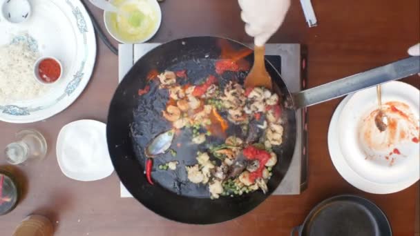 Свежие морепродукты в сковороде в огне — стоковое видео