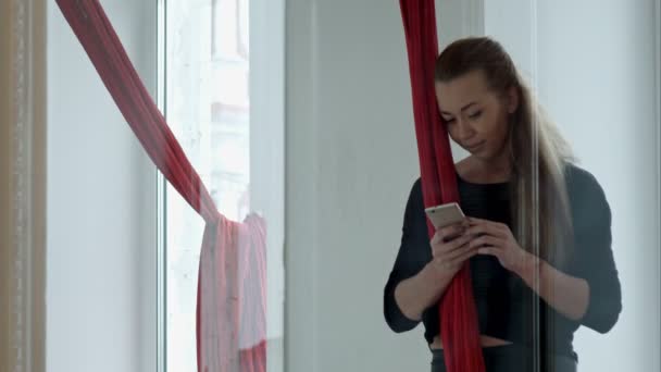 Smartphone nach Pole-Dance-Kurs nutzen — Stockvideo