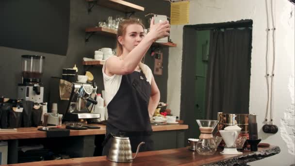 Веселая бариста, использующая смартфон, чтобы сделать селфи в кафе — стоковое видео