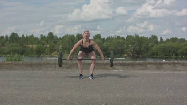 Mujer atleta haciendo crossfit deadlifts al aire libre — Vídeo de stock