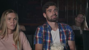 Genç çift sinemada film izleme