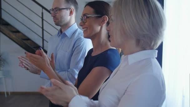 Row of business people clapping hands after report of speaker — Stock Video