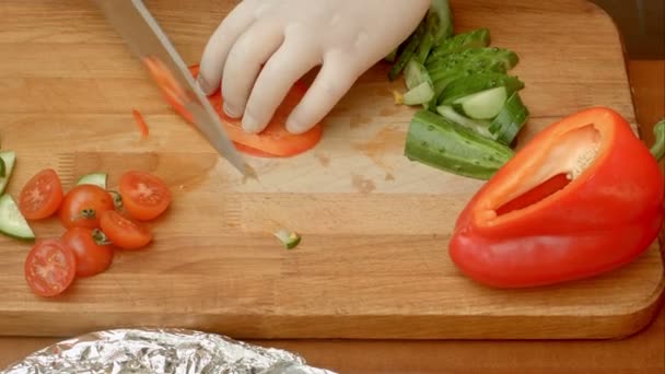 Mãos masculinas cortando pimenta vermelha para salada — Vídeo de Stock