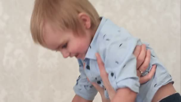 Glückliche Mutter spielt mit Baby zu Hause — Stockvideo