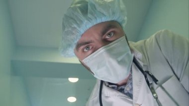 Doktor maskeli bilincini kontrol hastası olarak bakıyor