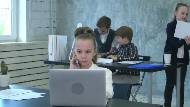 Grupo de niños pequeños de negocios que trabajan en la oficina — Vídeo de stock