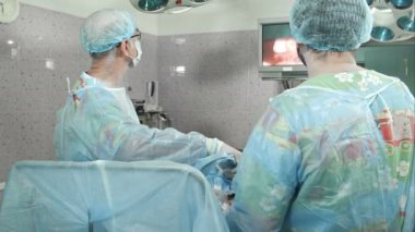 Cerrahlar laparoskopik cerrahisi takip, ekrana bakarak