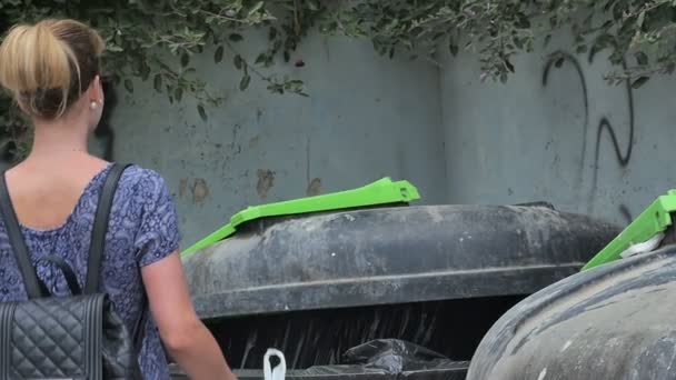 Νεαρό κορίτσι ντάμπινγκ σκουπίδια στα σκουπίδια μπορούν να — Αρχείο Βίντεο