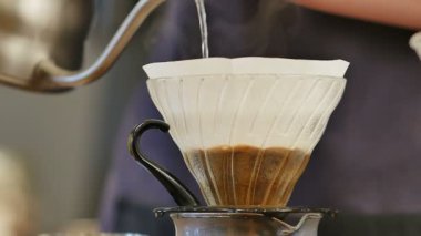 Filtreli Kahve zeminde su dökme