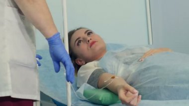 Bayan hasta üzerinde bir damla bir hemşireyle konuşmak