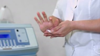 Temizlemek için ellerinde tedavi uygulayarak güzellik uzmanı