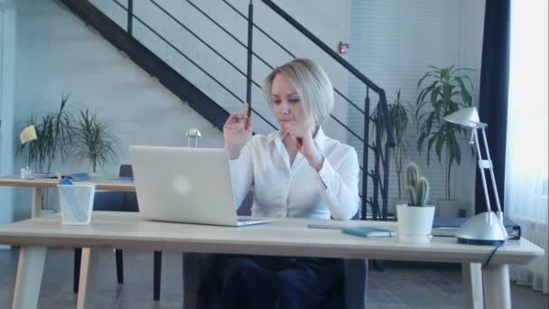 Heureuse femme d'affaires finissant son travail au bureau — Video