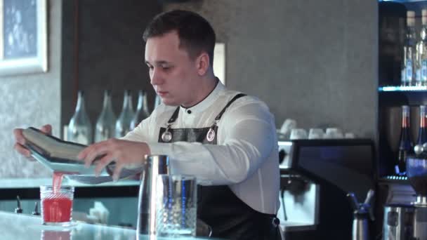 Barista che fa coctail alcolico nel ristorante — Video Stock