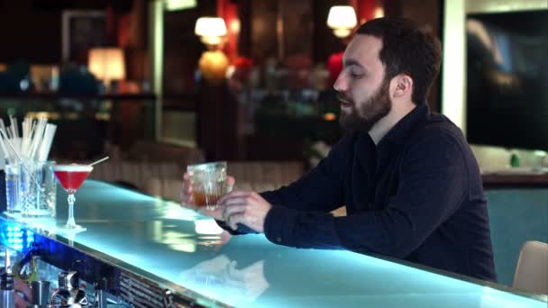 用现金支付的鸡尾酒的男客户在酒吧 — 图库视频影像