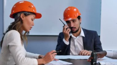 Parlak modern ofis toplantıda çok ırklı İnşaat Mühendisleri