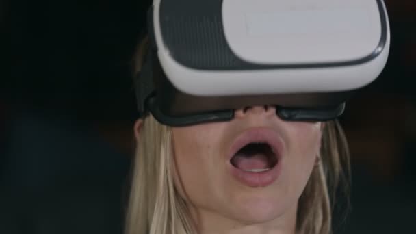 Mujer joven con gafas vr viendo la película — Vídeo de stock