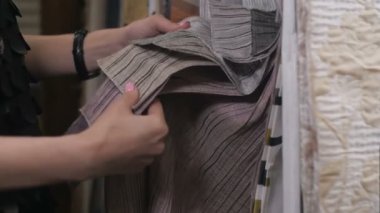 Kadın müşteri kumaş örnekleri seyir iç tasarım Studio