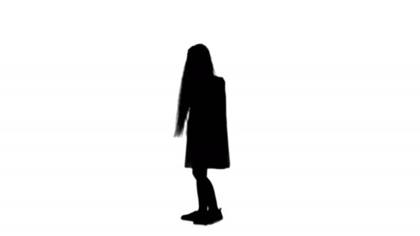 Silhouet gelukkig klein meisje spreken door mobiele telefoon track mat — Stockvideo