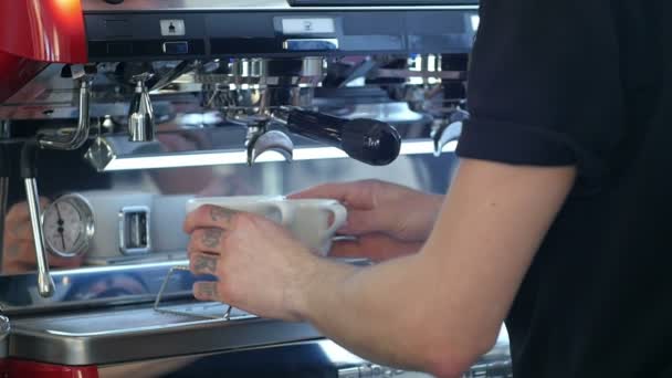 Professzionális eszpresszó gép ömlött, erős egy ügyes kerámia csésze friss kávé vizsgálja — Stock videók