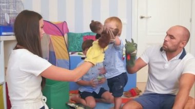 Hayvan el kuklalar onların çocuklarla oynarken mutlu genç aile