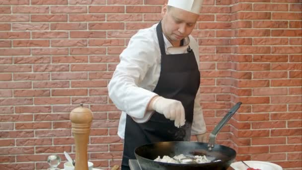 魚介類の調理のための鍋に塩こしょうを入れてシェフ — ストック動画