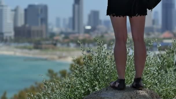 Touriste féminine prenant des photos de la côte de la plage avec des gratte-ciel sur son téléphone — Video