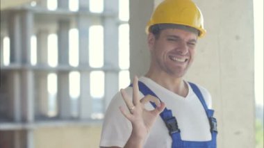 Neşeli oluşturucu ok işareti gösteren