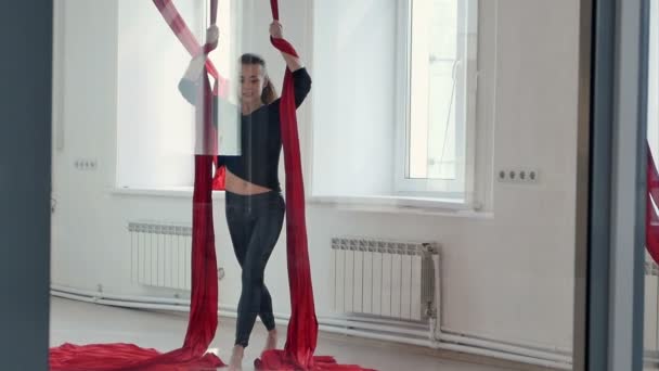 Beautiful pole dancer flying, using aerial silk in studio — Stock Video