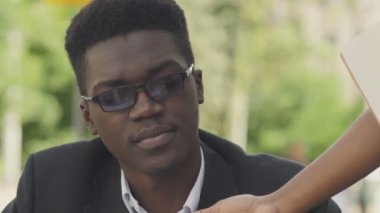 Afro-Amerikan işadamı dış kafede sipariş