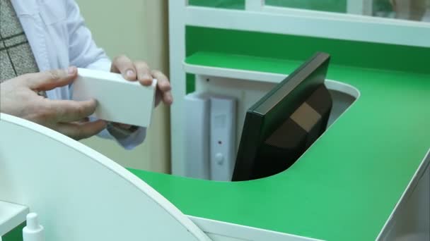 Lékárník drží tablet v rukou a dala je zákazníkům, kteří platí s dolarů v hotovosti — Stock video