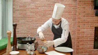 Taze salata bir Mısır koyarak Şef