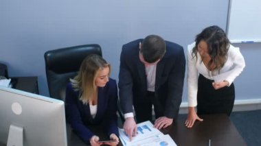 Office belgelerinde tartışırken iş takım