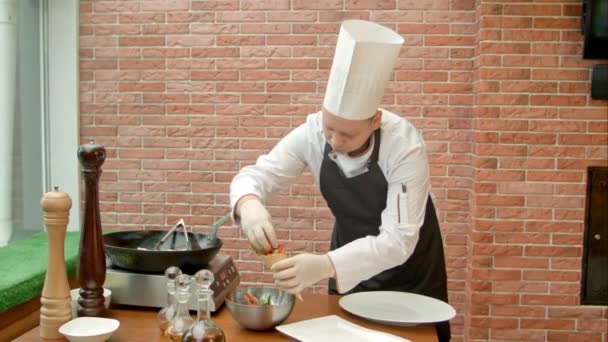 Chef pondo a salada fresca a um grão — Vídeo de Stock