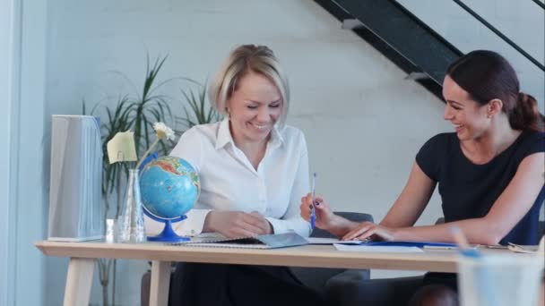 Leraren van de school bespreken iets lachend na de les — Stockvideo