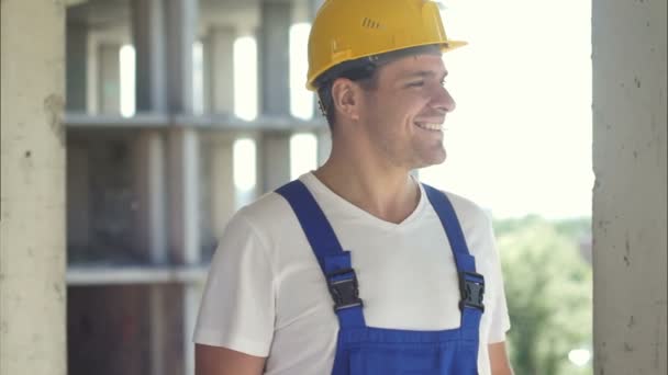 Trabajador de la construcción sobre un fondo cielo — Vídeos de Stock