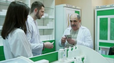 Üst düzey eczacı eczane adlı genç meslektaşları için dolar maaş veren