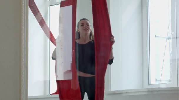 Jolie danseuse de pole travaillant en classe avec de la soie aérienne — Video
