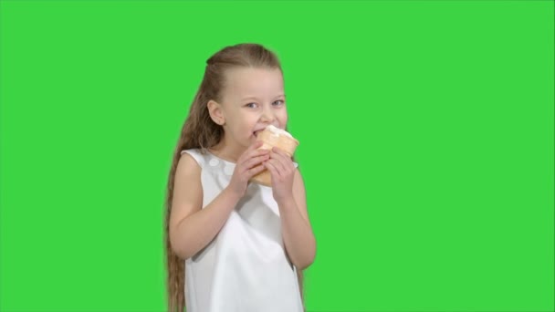 Kid flicka äter med glass på en grön skärm, Chroma Key — Stockvideo