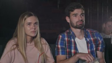 Gençler dikkatle sinema film seyretmek