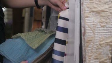 İç tasarım ctudio bir kumaş seçimi