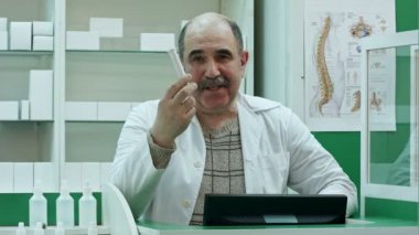 Dost erkek eczacı tablet bir kutu tutan ilaç dağıtımı