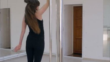 Kutup yüksek topuklar üzerinde stüdyoda dans