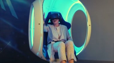 Duygusal kadın sanal gerçeklik hareketli bir etkileşimli sandalyede yaşıyor