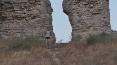 Patika yürüme ve Kalesi'nde seyir gülümseyen kadın turist