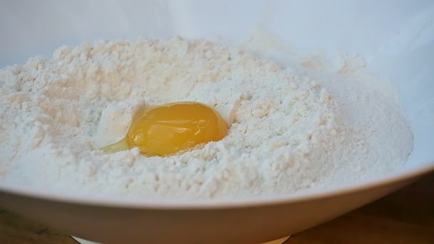 Edding gema de ovo na farinha — Vídeo de Stock