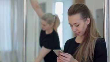 Şirin direk dansör onların iş ve sosyal ağ egzersizleri yapıyor partneri ise bir cep telefonu ile bir mola