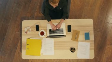 Hatta ofisinde bir pencere içinde belgili tanımlık geçmiş ile bir dizüstü bilgisayar ile yazarak çalışma mutlu rahat girişimci