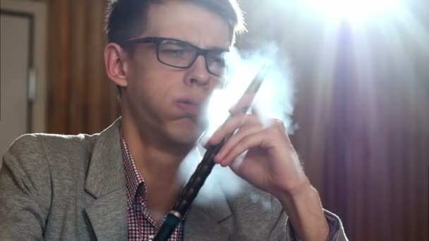 Uomo che fuma un narghilè e tossisce — Video Stock